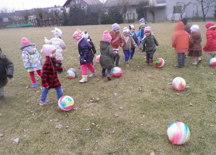 Kreatywne zabawy z piłką w przedszkolu - 10 pomysłów dla dzieci