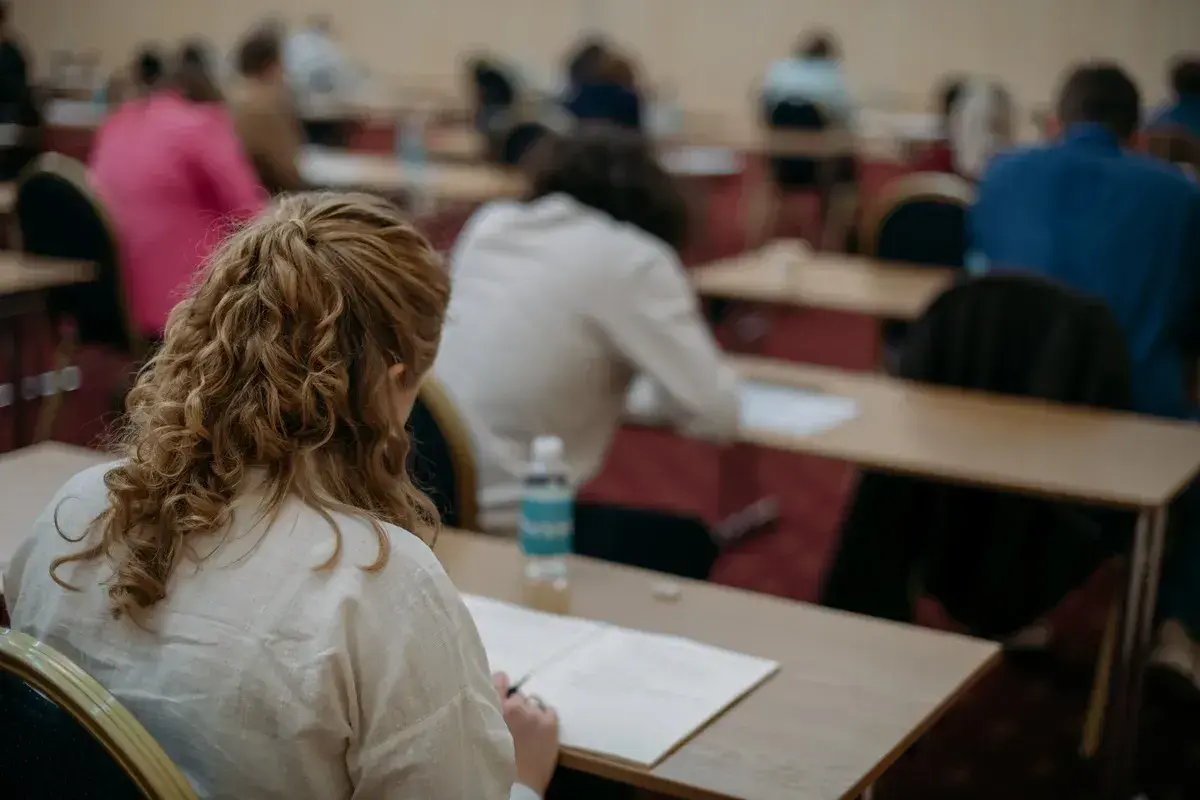 Uczestnicy piszą egzamin z angielskiego. Zastanawiasz się, ile trwa egzamin z angielskiego?