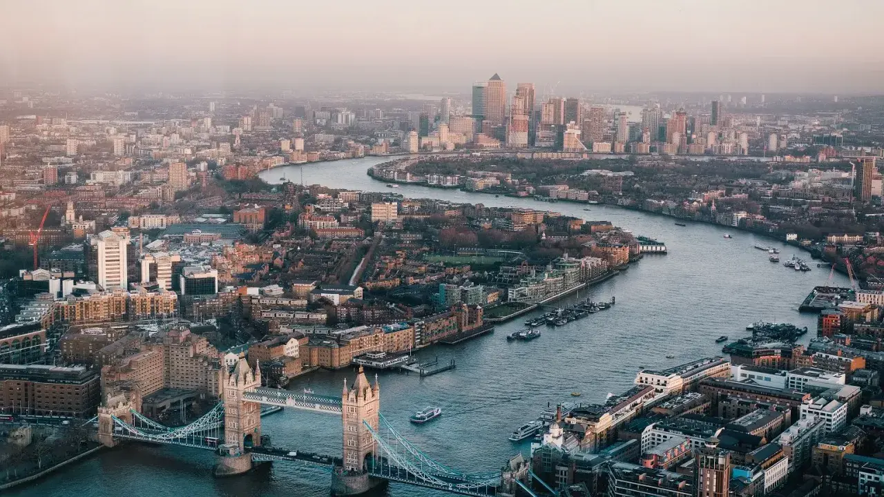 Widok na Tamizę i Tower Bridge, jeden z symboli Londynu, jednego z największych miast Europy. W tle nowoczesne wieżowce.