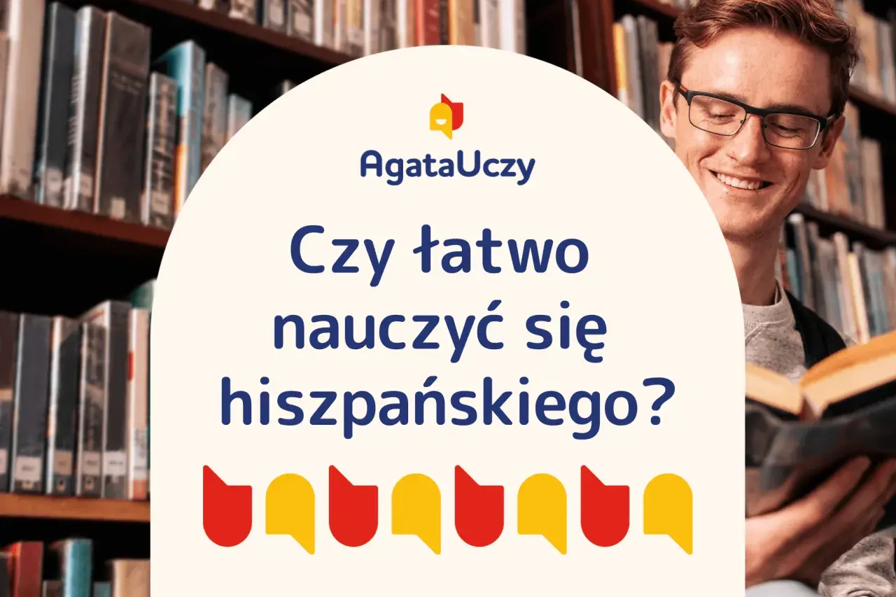 Uśmiechnięty mężczyzna w okularach czyta książkę na tle regałów. Nad nim napis: "Czy łatwo nauczyć się hiszpańskiego?".