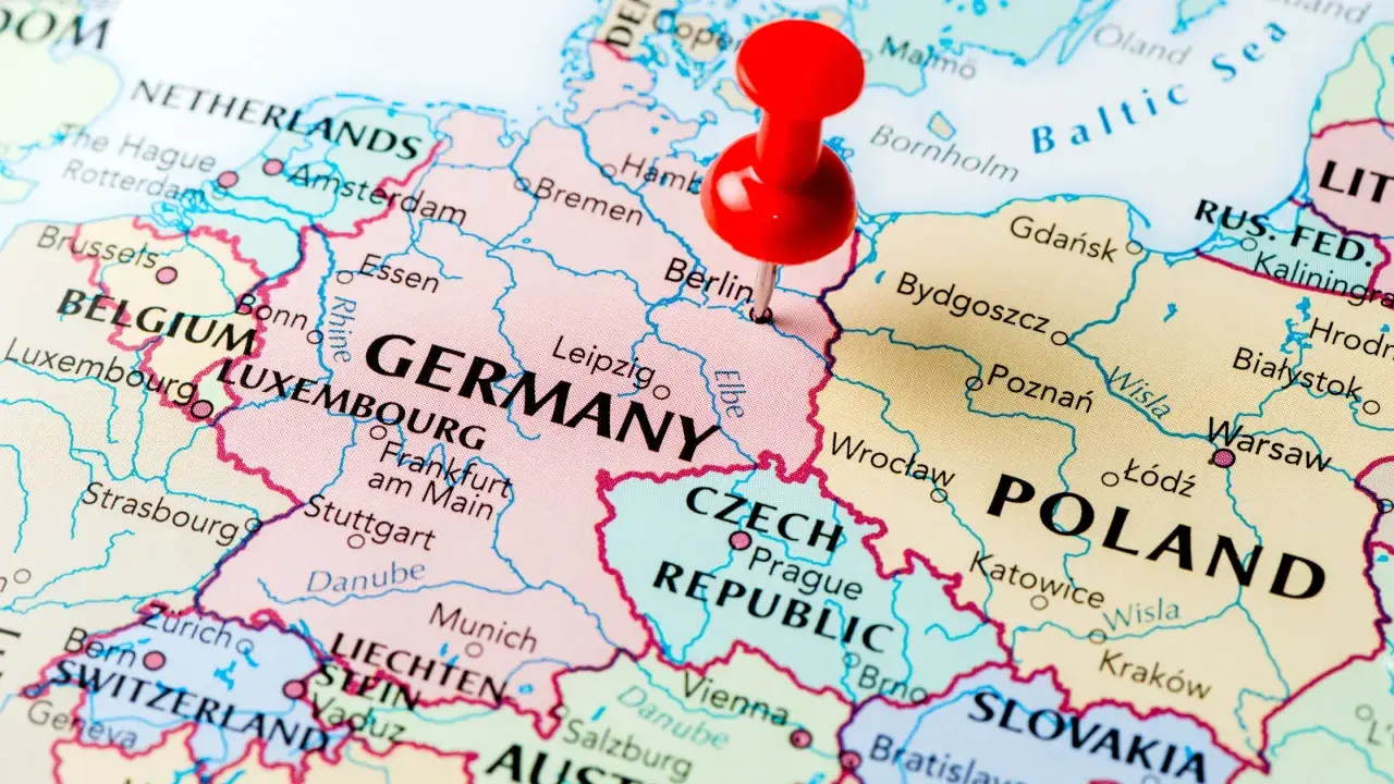 Mapa Europy z zaznaczoną na czerwono pinezką stolicą Niemiec, Berlinem. Widoczne są inne kraje niemieckojęzyczne i sąsiednie państwa.