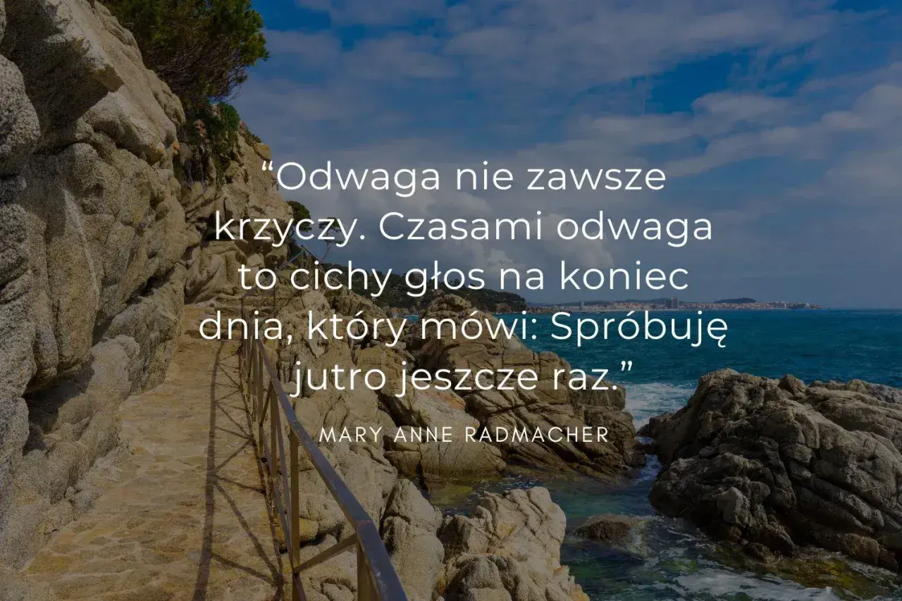 Kamienista ścieżka nad morzem, z cytatem o odwadze i marzeniach: "Odwaga nie zawsze krzyczy... Spróbuję jutro jeszcze raz.