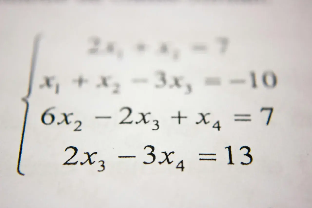 Układ równań liniowych z wyrażeniami algebraicznymi: 2x₁ + x₂ = 7, x₁ + x₂ - 3x₃ = -10, 6x₂ - 2x₃ + x₄ = 7, 2x₃ - 3x₄ = 13.