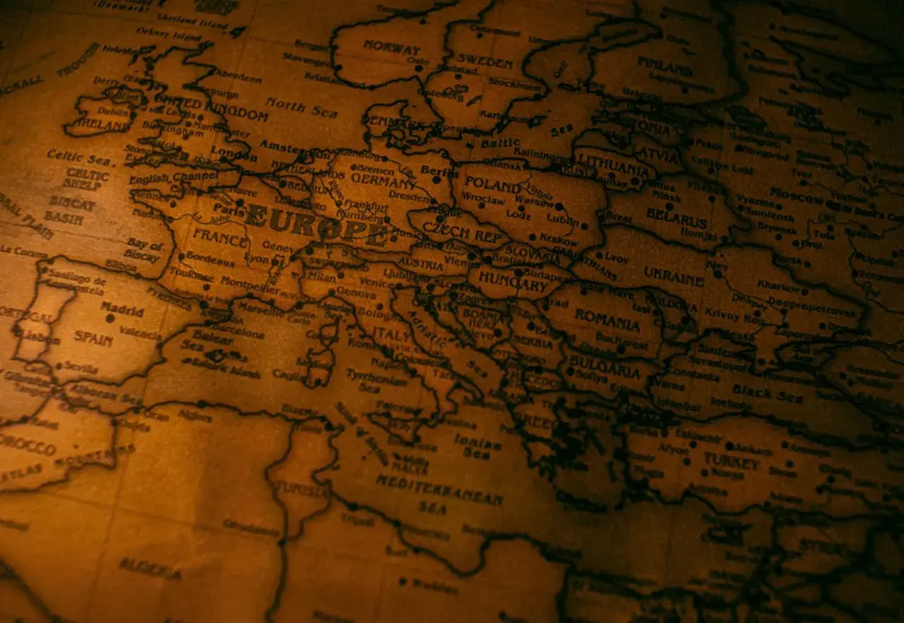 Mapa Europy z zaznaczonymi granicami państw, przypominająca czasy, kiedy były rozbiory Polski.