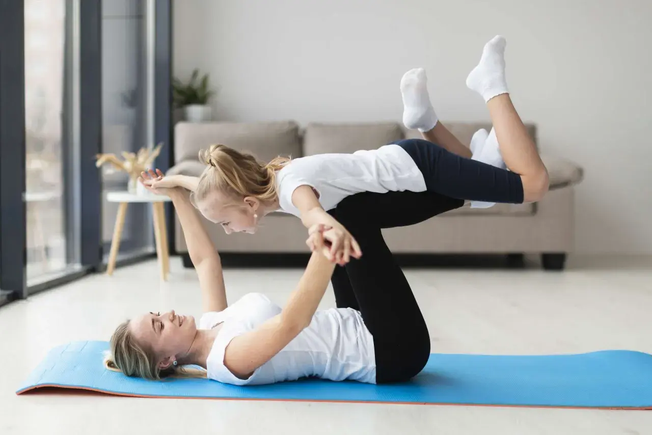 Ćwiczenia z dzieckiem: 10 pomysłów na aktywną zabawę w domu