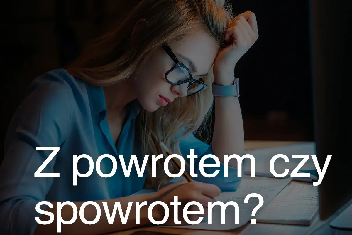Zmęczona kobieta w okularach pochyla się nad biurkiem, pisząc. Zastanawia się, czy to "z powrotem" czy "spowrotem".