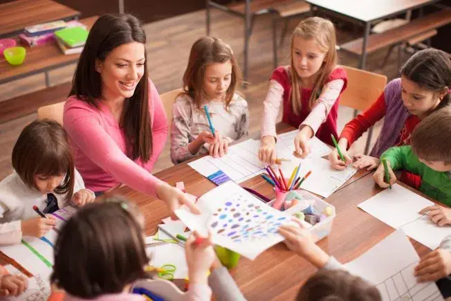 Nauczyciel edukacji wczesnoszkolnej w przedszkolu: Co musisz wiedzieć