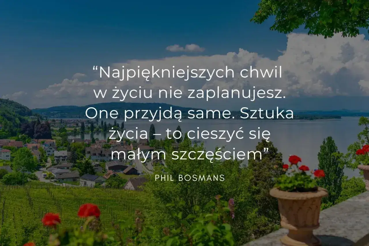 Piękny krajobraz z jeziorem i miasteczkiem, na którym widnieją cytaty o rodzinie i życiu.