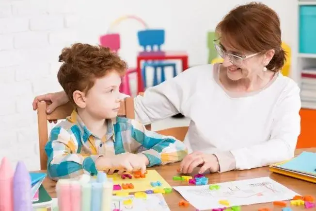 Zdjęcie Opieka na dziecko dla nauczyciela: 2 dni wolne w roku. Co trzeba wiedzieć?