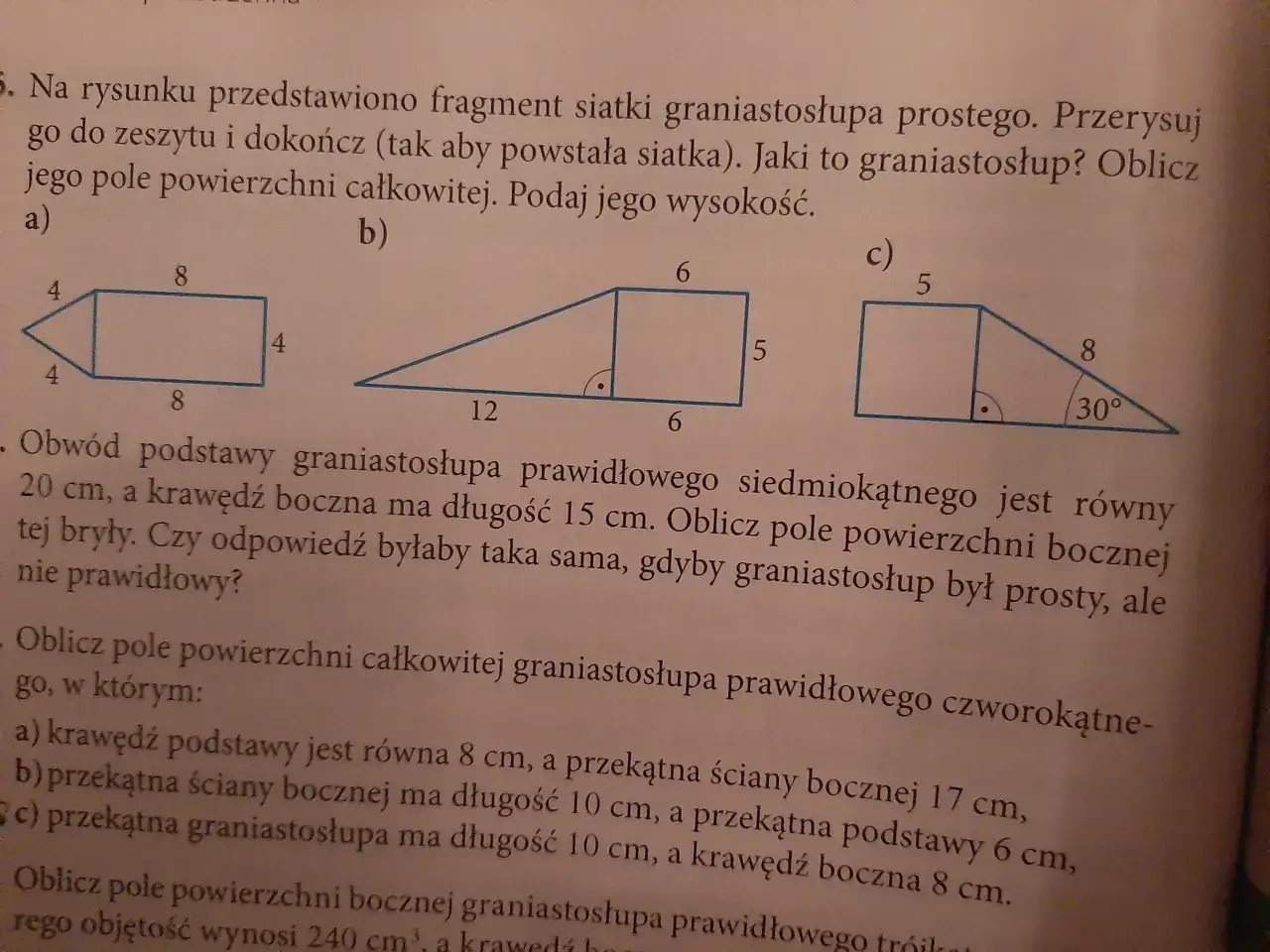 Siatki graniastosłupów do obliczenia pola powierzchni całkowitej. Rysunki a, b, c przedstawiają fragmenty siatek.