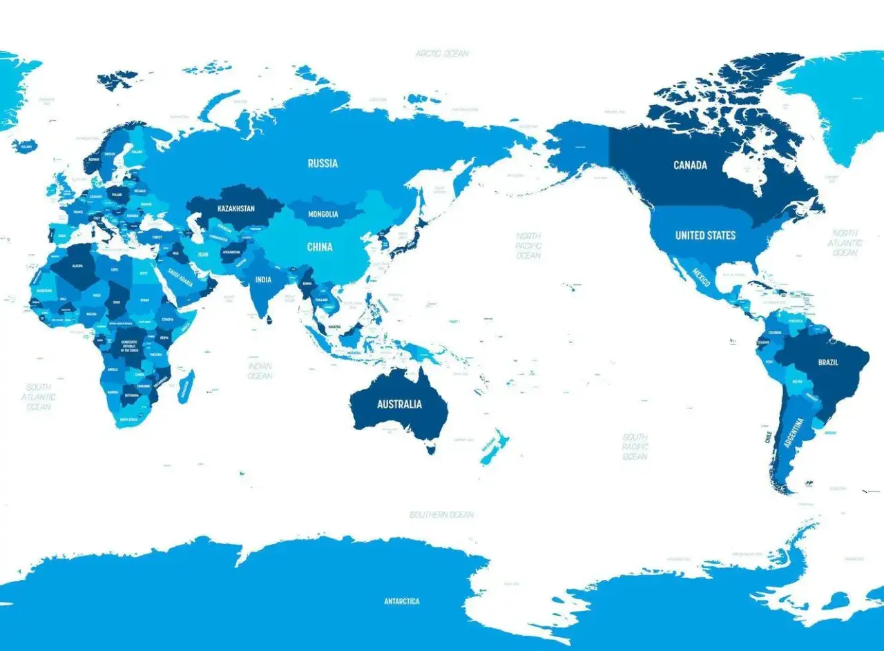 Mapa świata z zaznaczonymi krajami. Widać Europę, Azję, Afrykę, Amerykę Północną i Południową, Australię i Antarktydę. Największy ocean, Pacyfik, dominuje po prawej stronie.