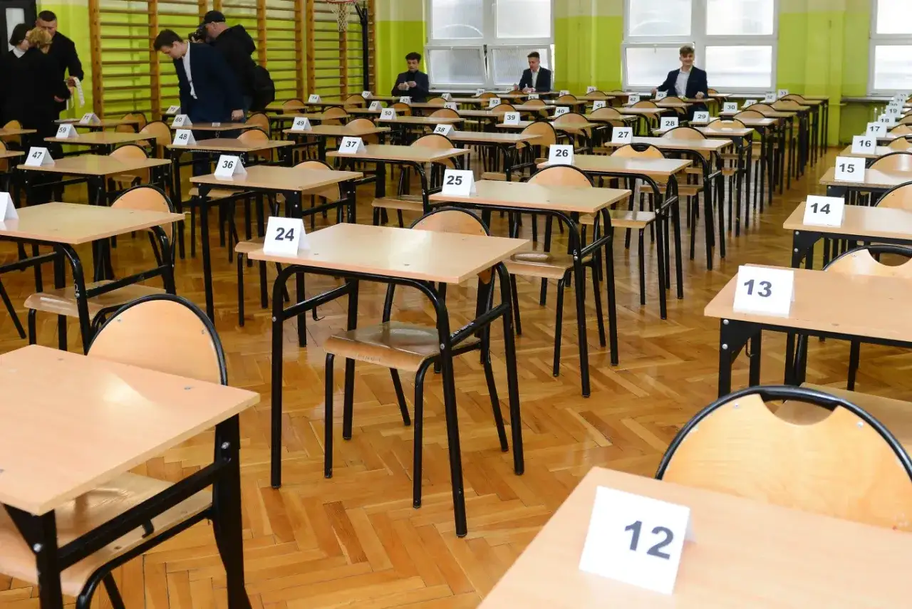 Puste ławki w sali egzaminacyjnej, czekające na uczniów. Zastanawiasz się, ile trwa egzamin z angielskiego?